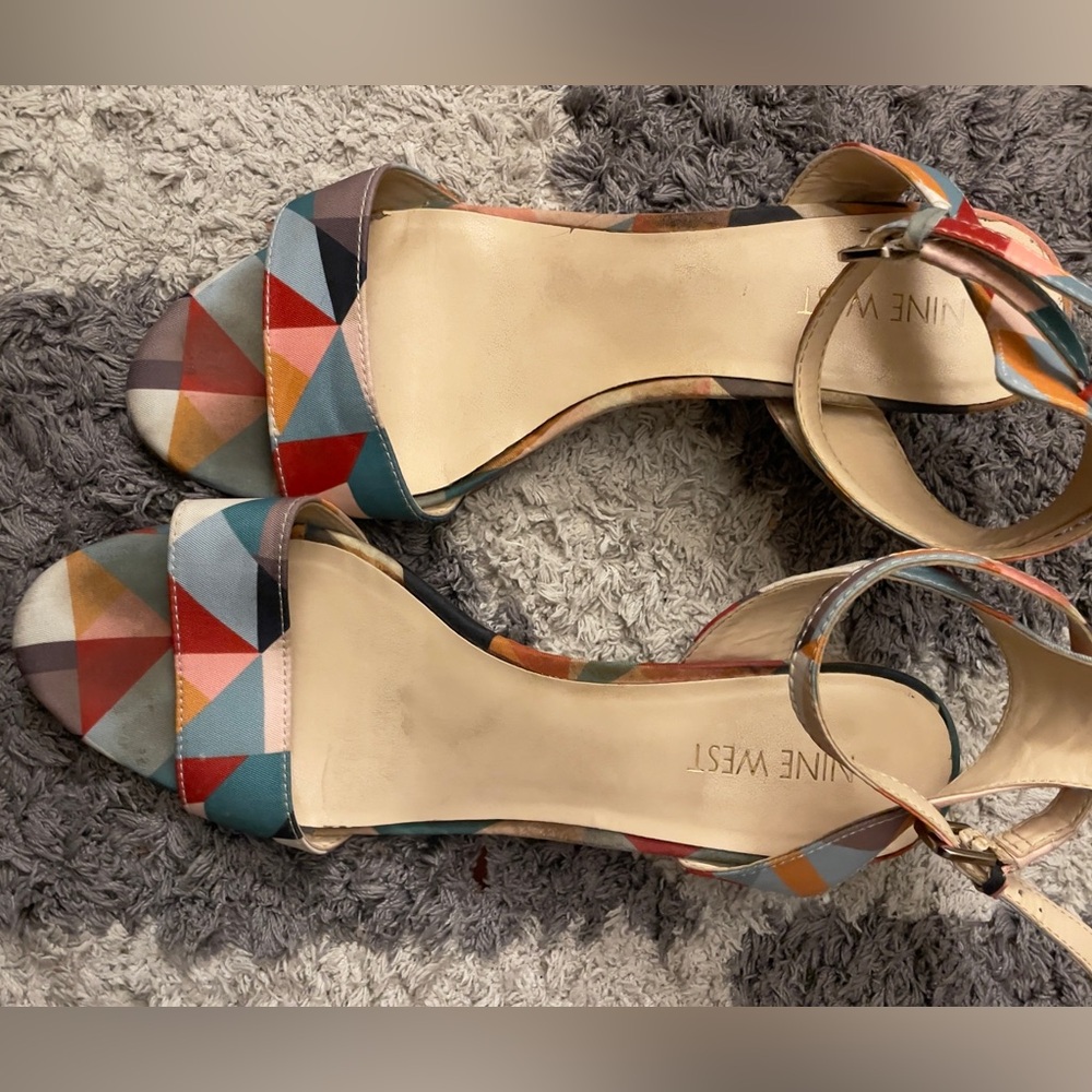 Nine West kitten heel multicolore fabric sandal in size 7